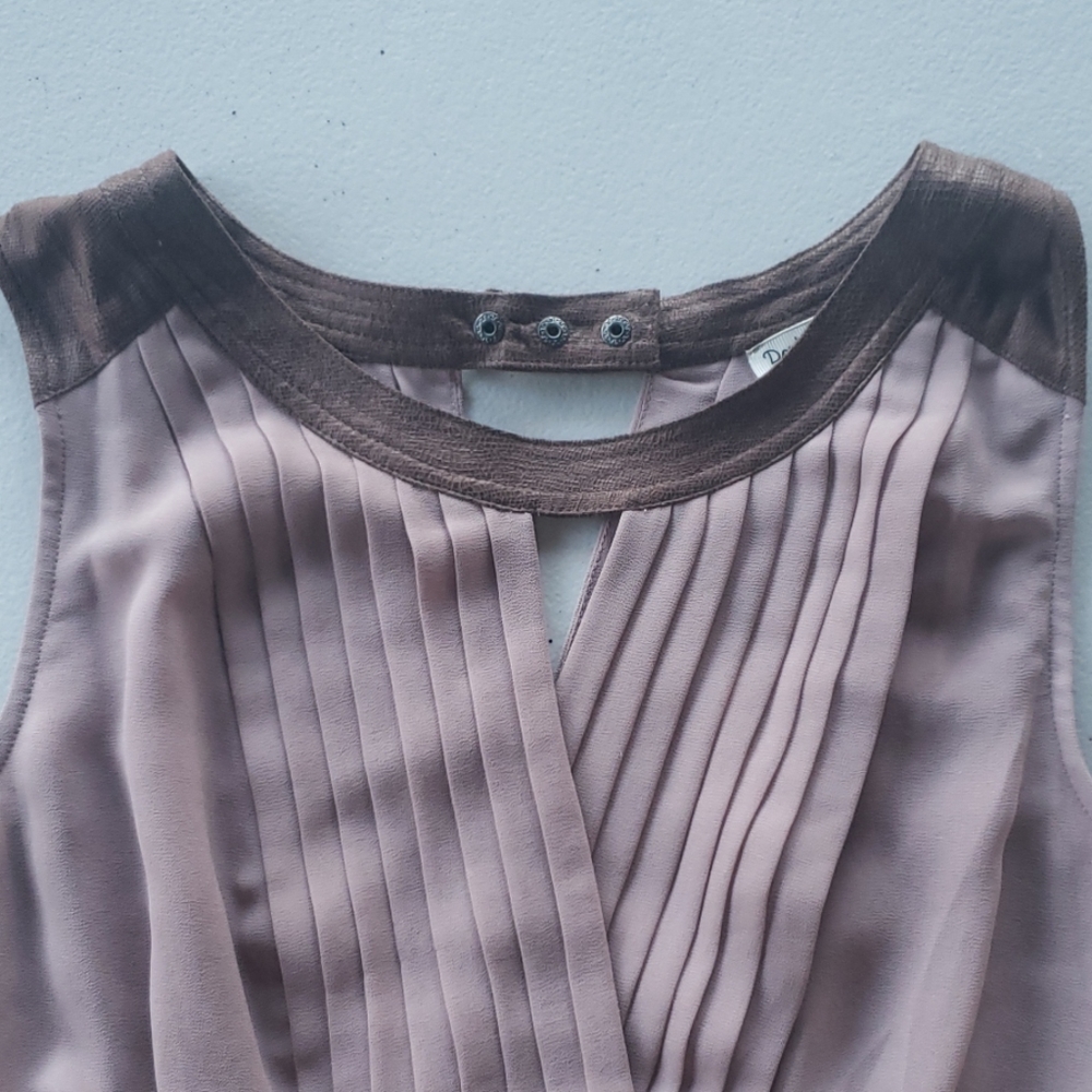 NEW* Casual sleeveless top with crossover pleats - Picture 2 of 7